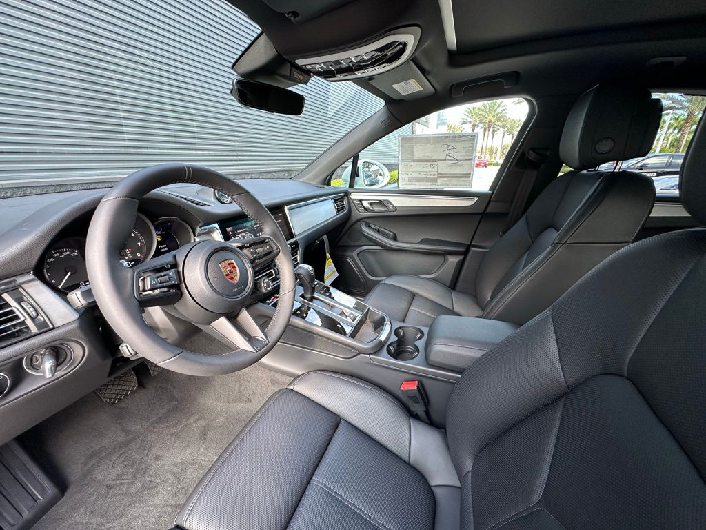 Thumbnail: 2026 Porsche Macan - 4