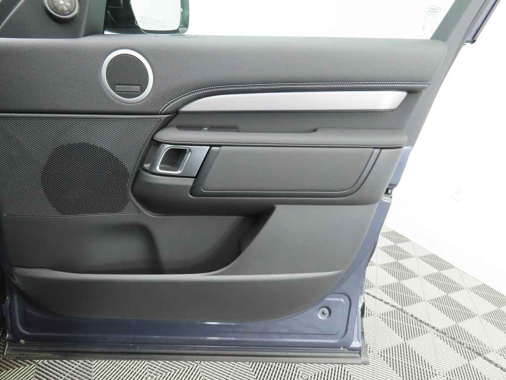 Thumbnail: 2026 Land Rover Discovery - 25