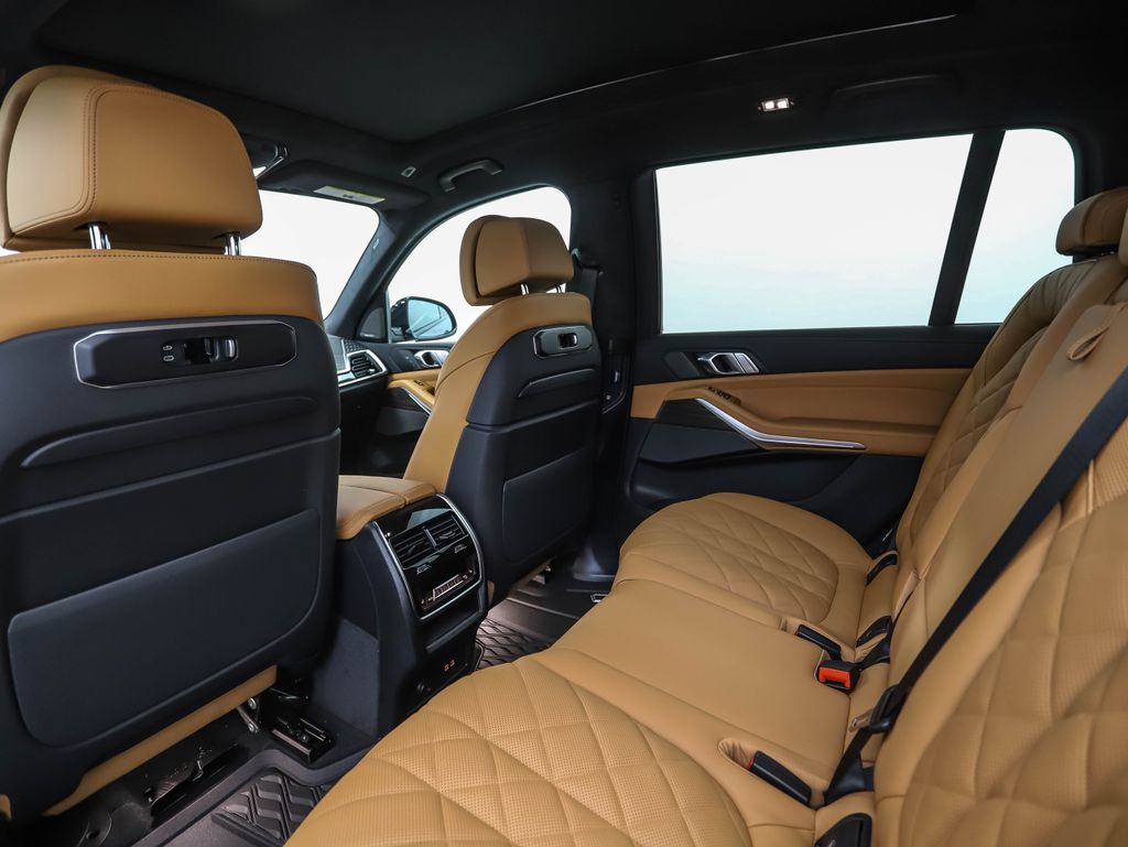 Thumbnail: 2026 BMW X7 - 21