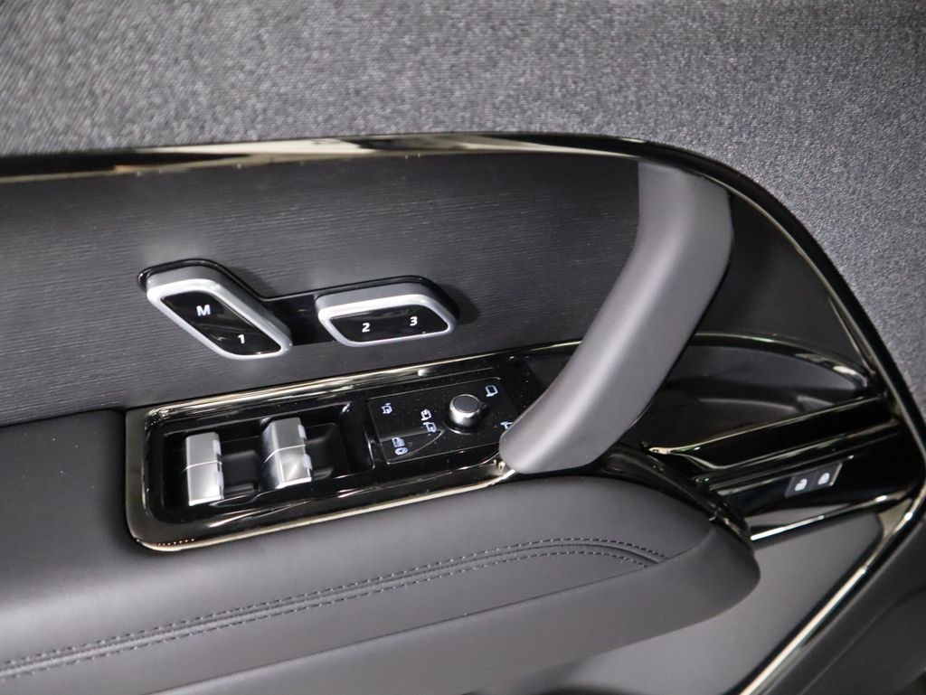 Thumbnail: 2025 Land Rover Range Rover Sport - 25