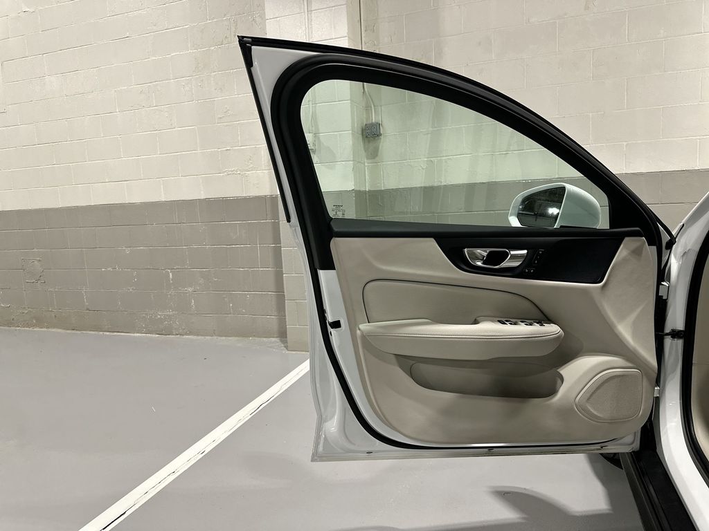 Thumbnail: 2022 Volvo S60 - 9