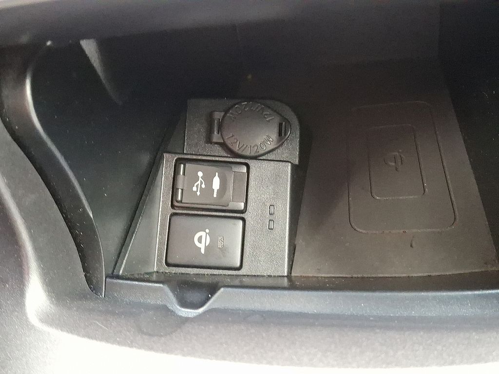 2017 Toyota Camry XLE 27
