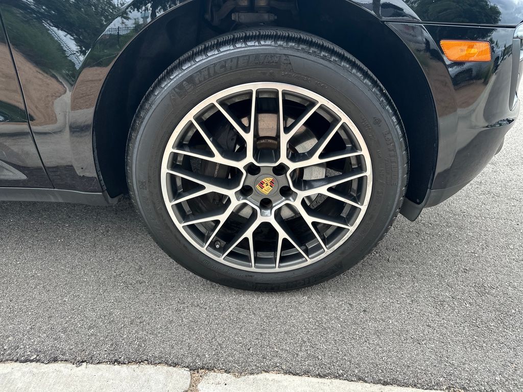 Used 2018  Porsche Base image 14