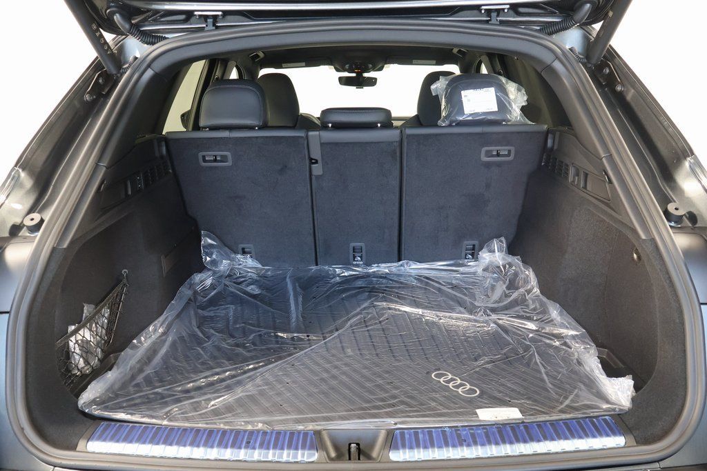 Thumbnail: 2026 Audi SQ5 - 8