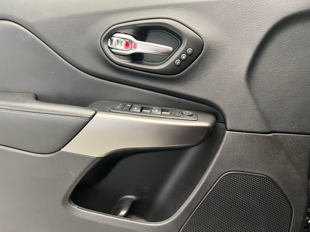 Thumbnail: 2021 Jeep Cherokee - 20