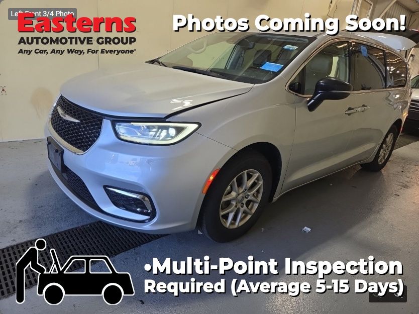 2024 Chrysler Pacifica Touring L's photo