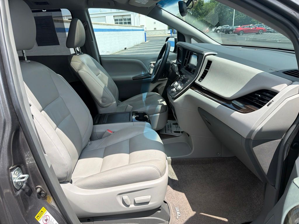 Thumbnail: 2017 Toyota Sienna - 26