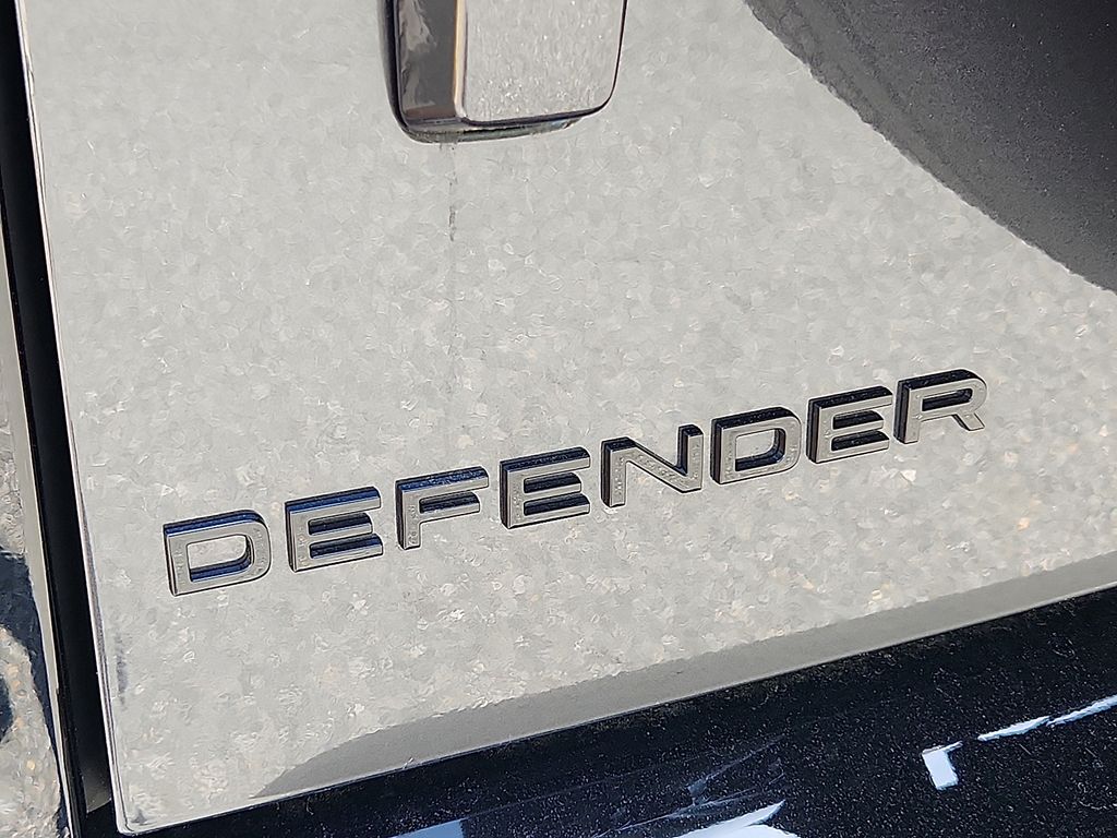 2025 Land Rover Defender 110 32