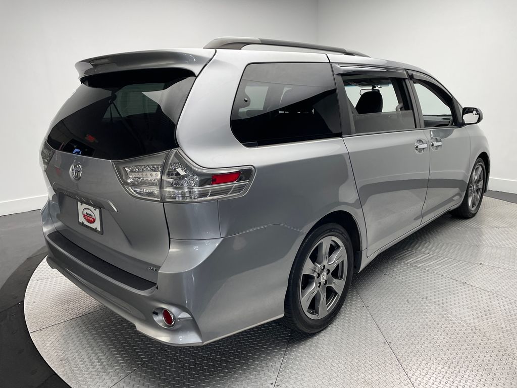 Thumbnail: 2017 Toyota Sienna - 5