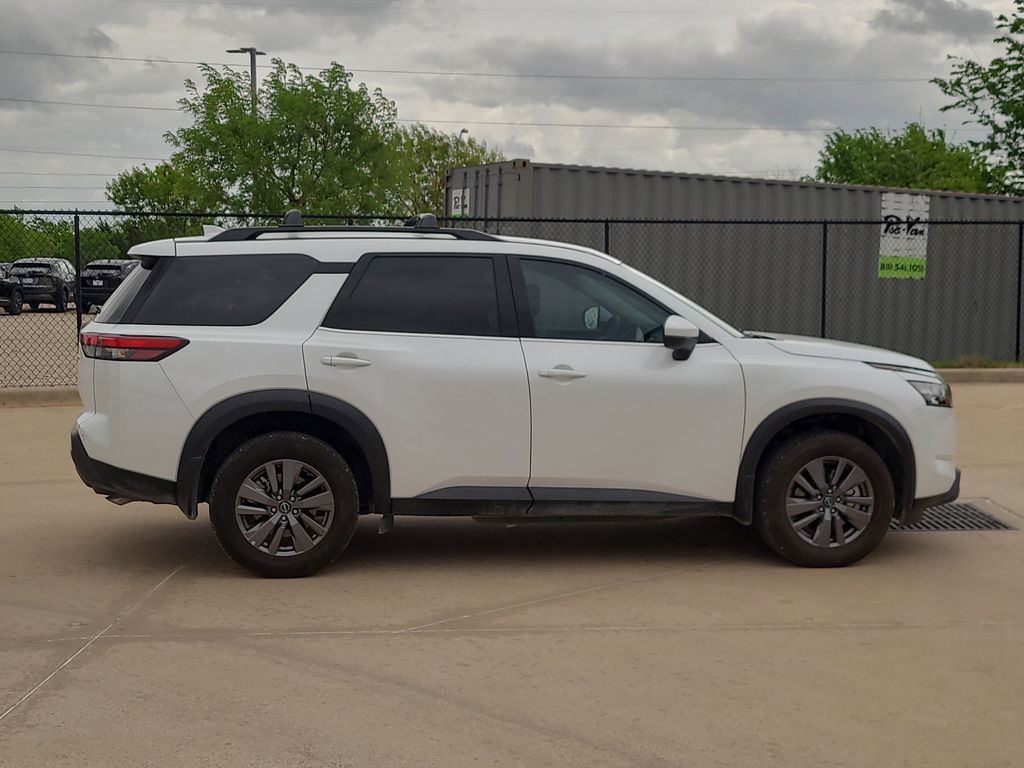 View vehicle photo 4