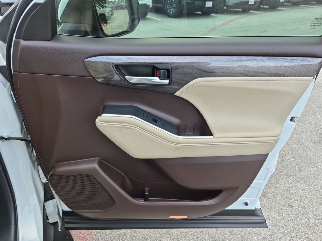 Used Car 2022 Toyota Highlander  Platinum For Sale Under $40,000 In Austin, Texas