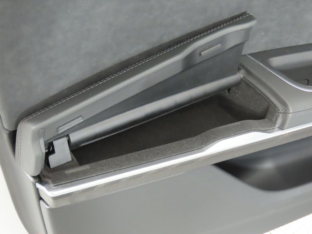 Thumbnail: 2025 Audi A8 - 32