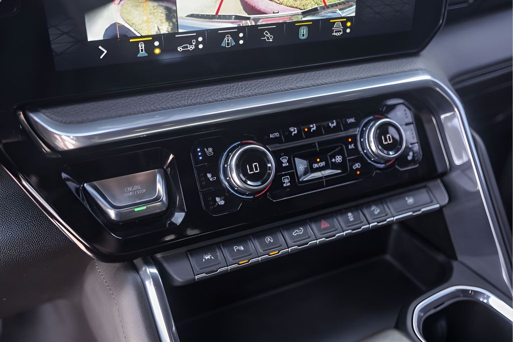 Used 2022 White GMC Denali image 21