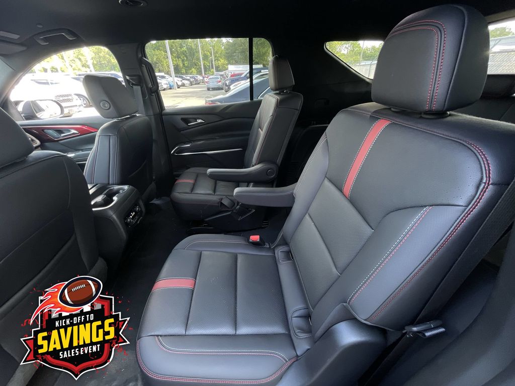 Used 2025 Chevrolet Traverse SUV