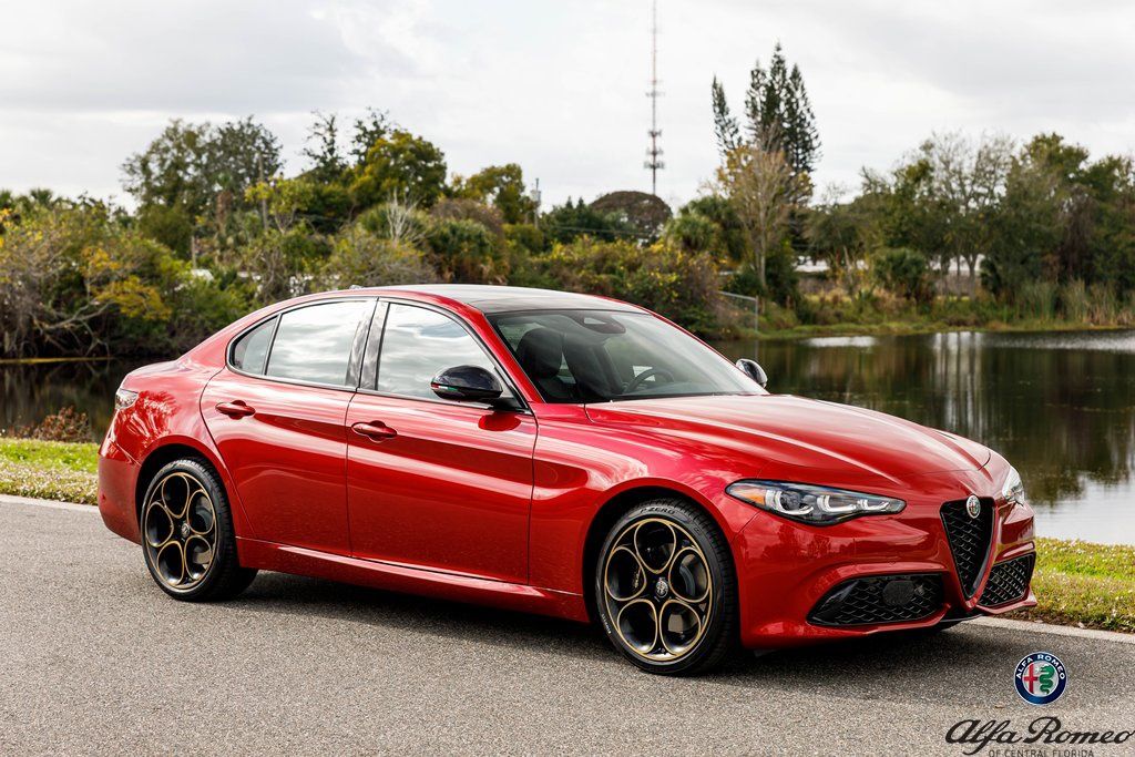 2025 Alfa Romeo Giulia Rosso Etna Sedán Tracción en las cuatro ruedas 8 velocidades Automática