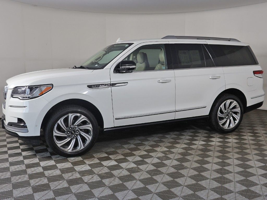 Used 2022 White Lincoln Reserve image 24