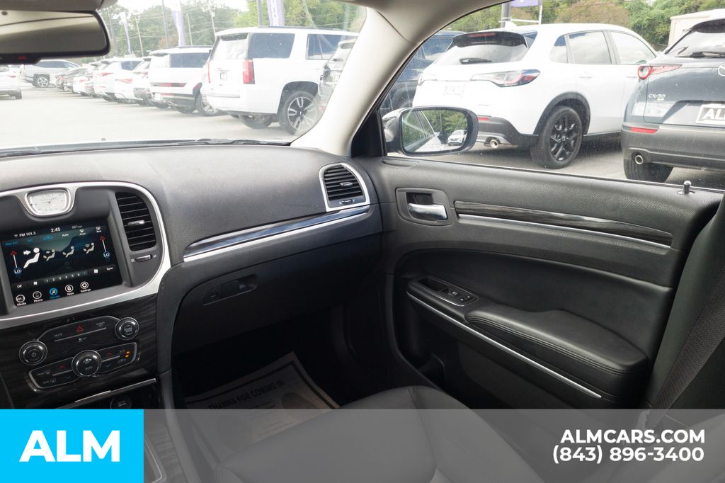 2022 Chrysler 300 Touring photo 18