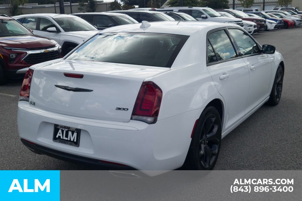 2022 Chrysler 300 Touring photo 5