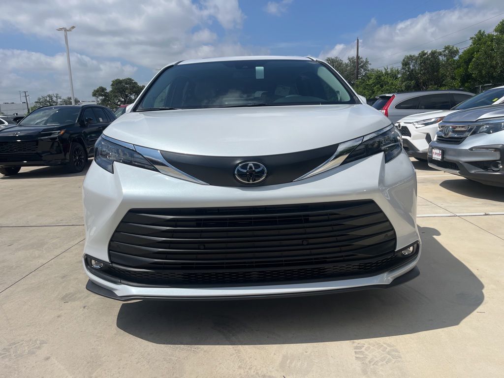 2026 Toyota Sienna XLE 8-Passenger Hybrid FWD's photo