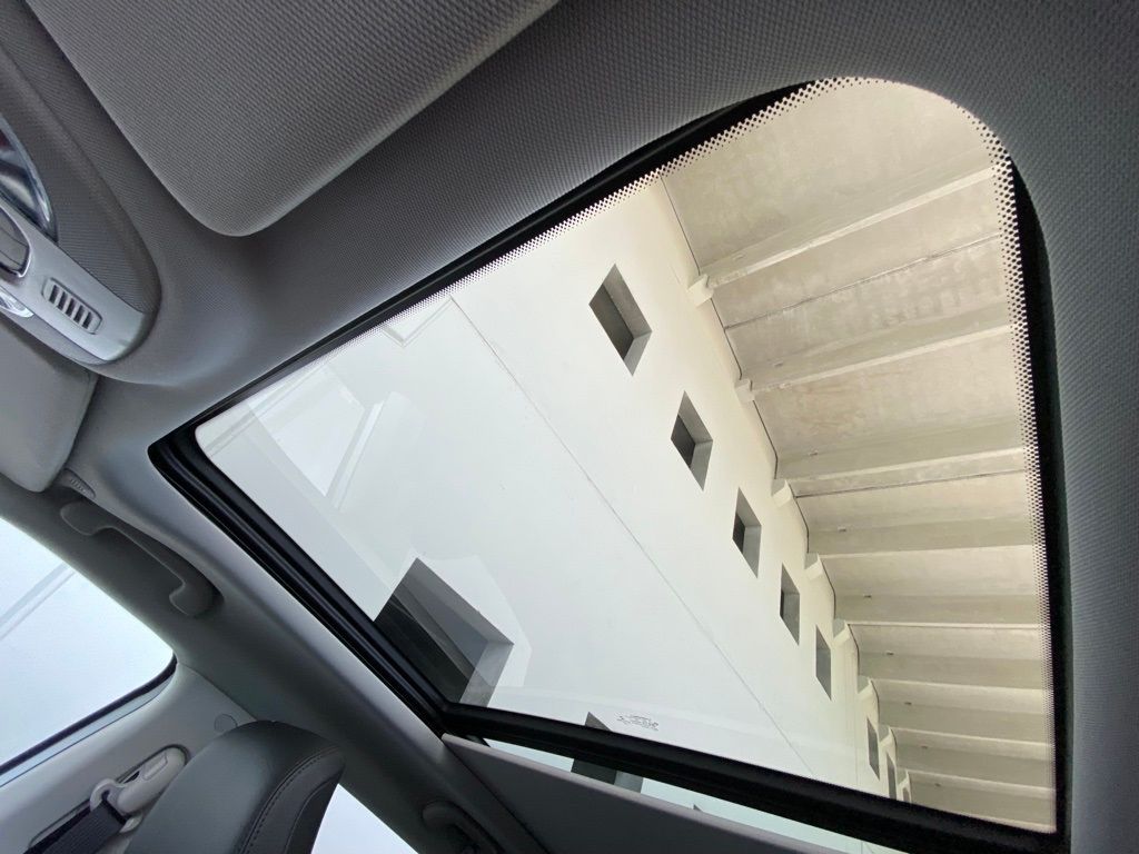 New 2022 Bright White Clearcoat Jeep Latitude image 8