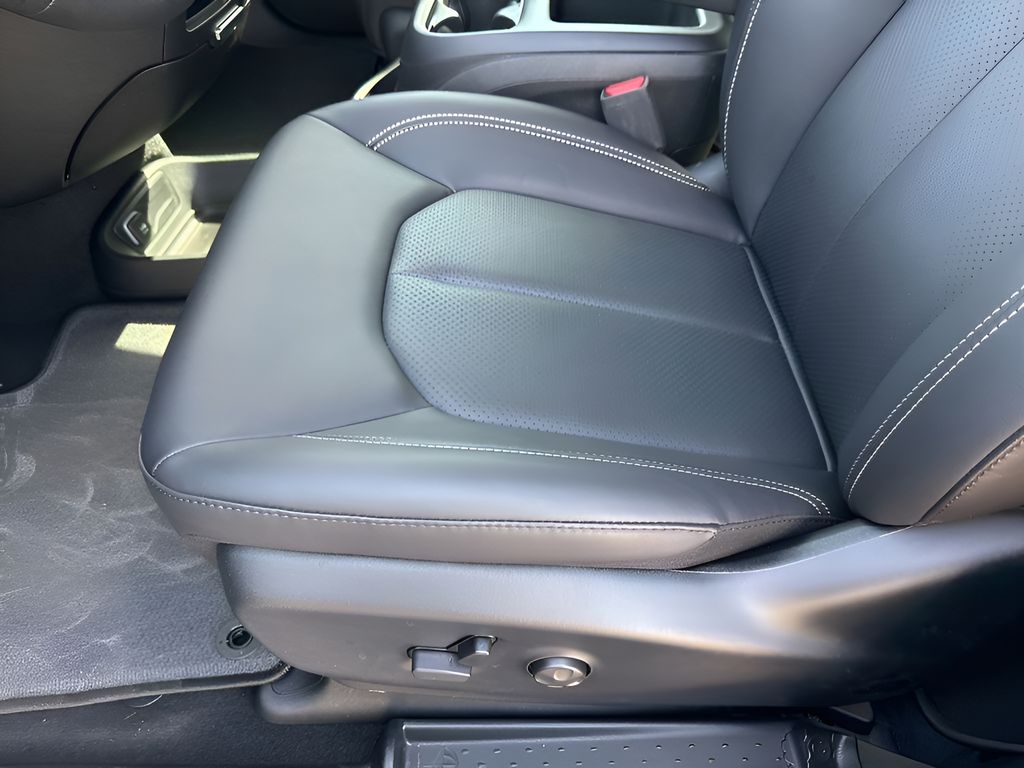 2025 Chrysler Pacifica Select - Photo 20
