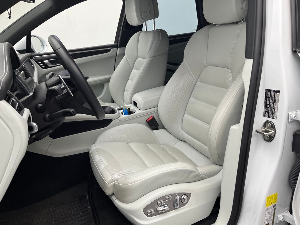 Thumbnail: 2023 Porsche Macan - 10