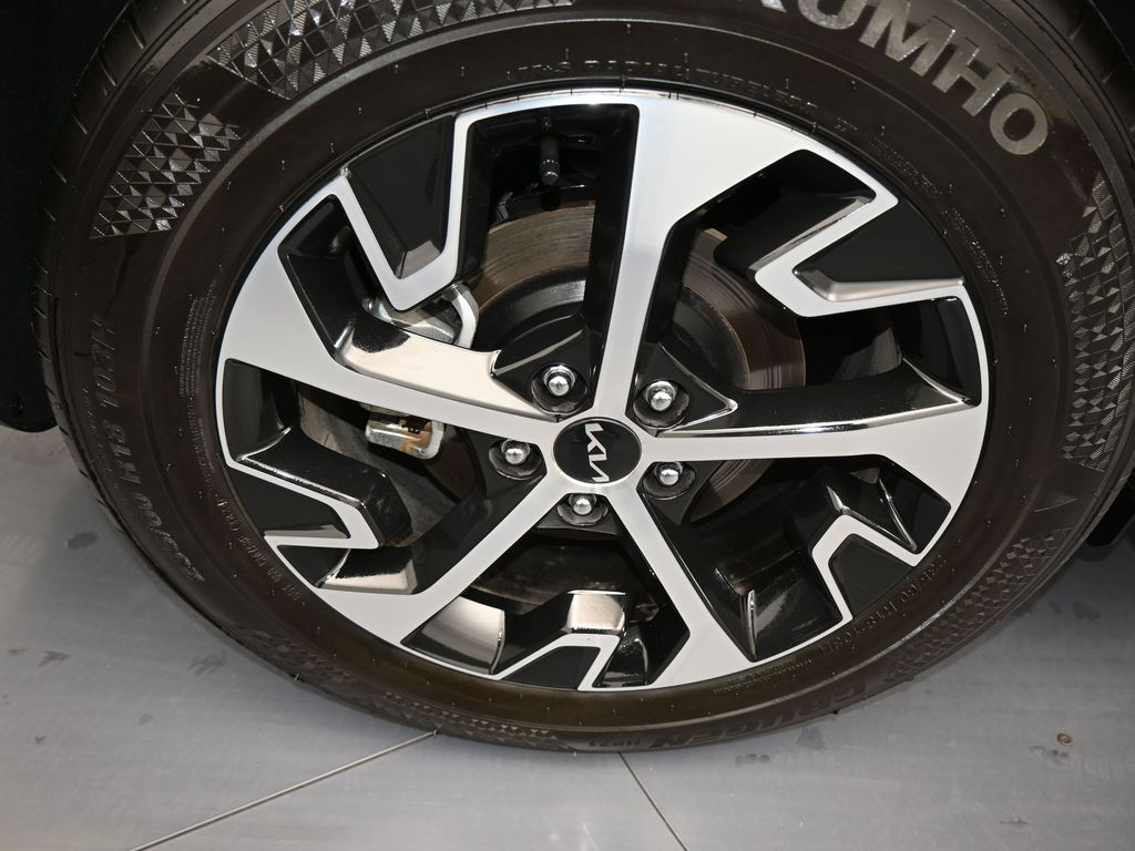 Used 2025 Everlasting Silver Kia EX image 44