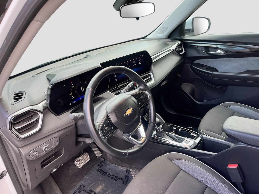 Used 2025 White Chevrolet LT image 9