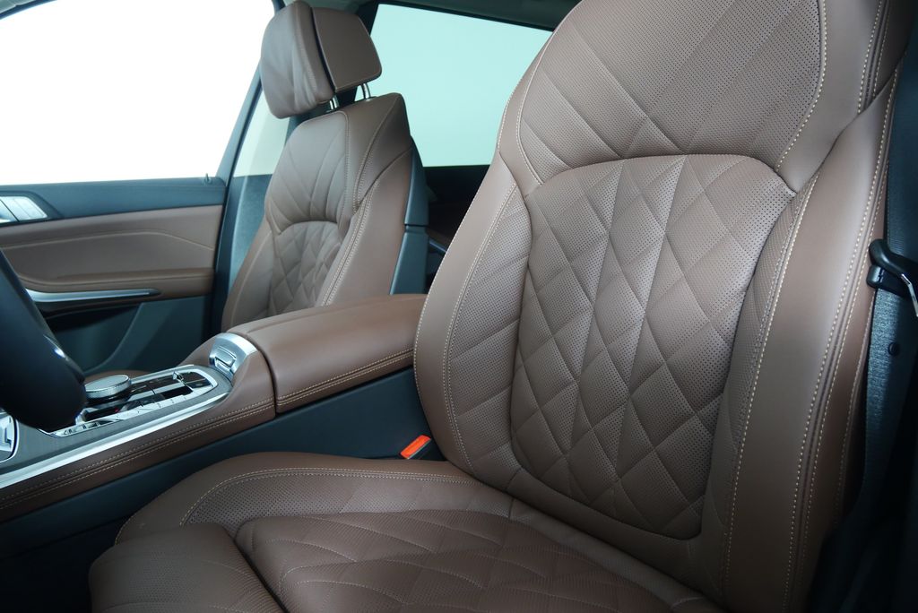 Thumbnail: 2026 BMW X7 - 10