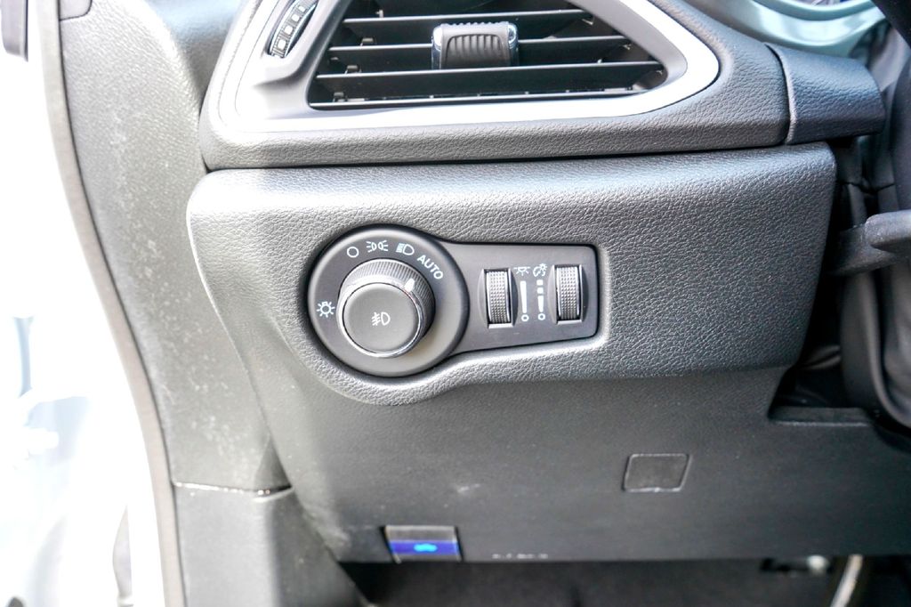 Used Car 2025 Chrysler Pacifica  Select For Sale Under $30,000 In Taylor, Texas