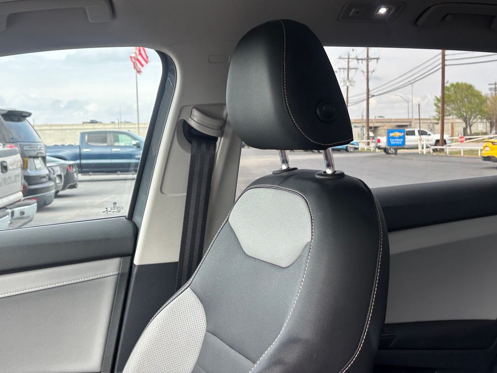 Used Car 2022 Volkswagen Taos  1.5t Sel For Sale Under $20,000 In Austin, Texas