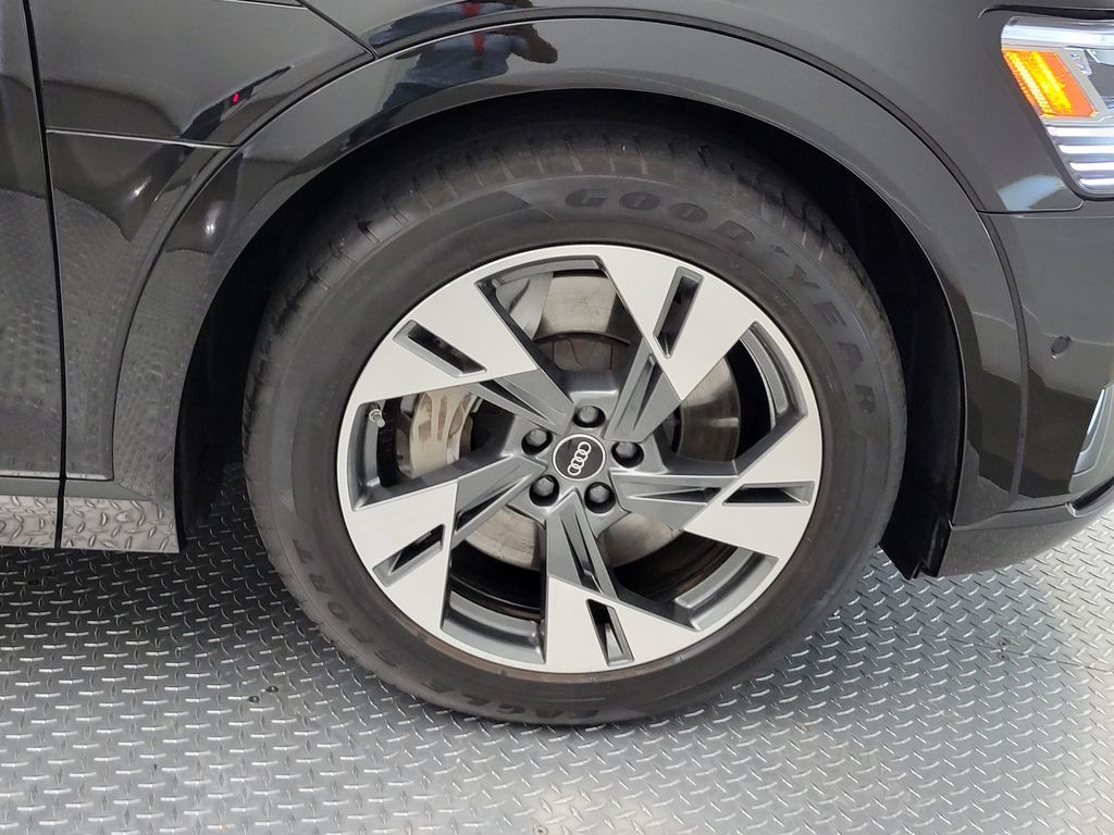 Thumbnail: 2023 Audi e-tron - 12