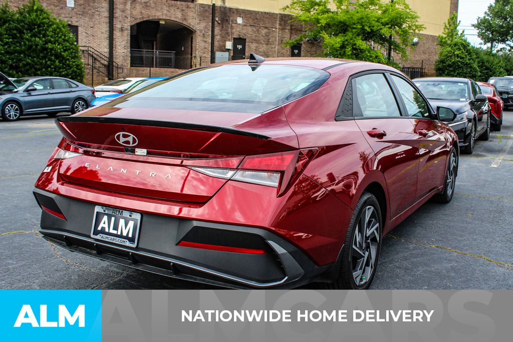 Used 2025 Red Hyundai SEL Sport image 5