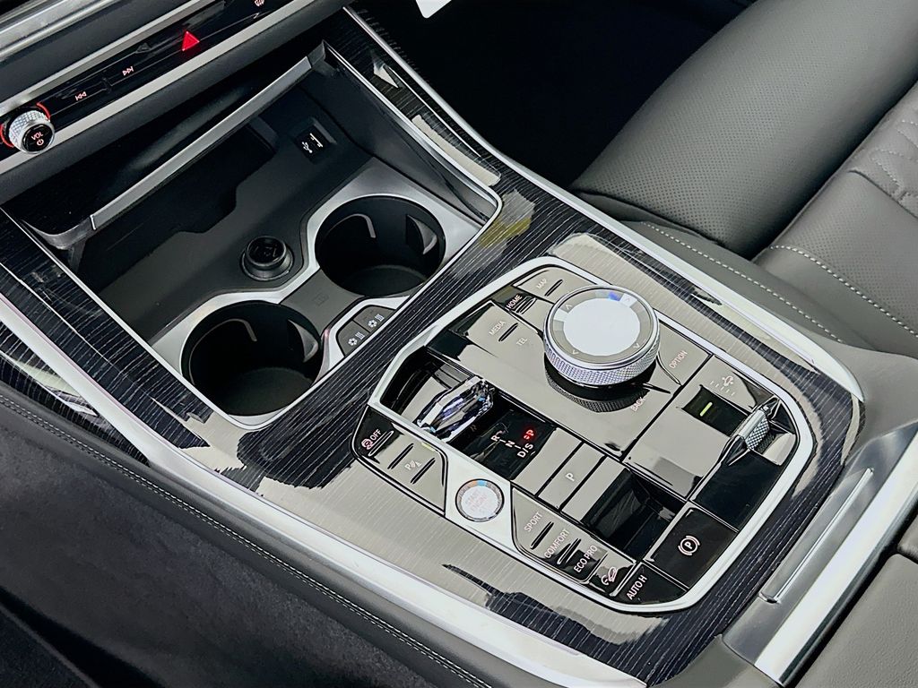 Thumbnail: 2027 BMW X7 - 15