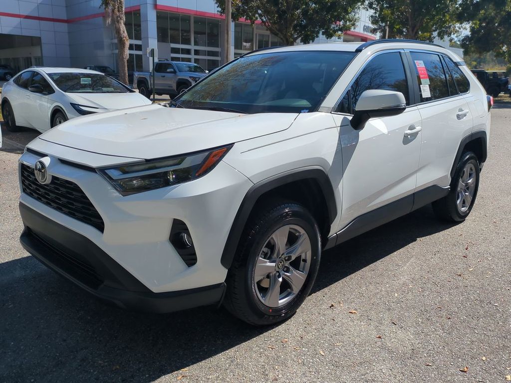 2025 Toyota RAV4 XLE's photo
