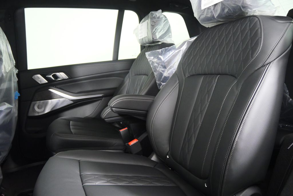 Thumbnail: 2026 BMW X7 - 16