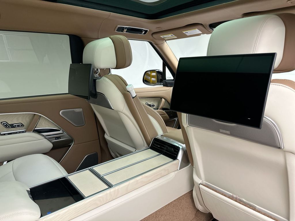 2025 Land Rover Range Rover SV 6