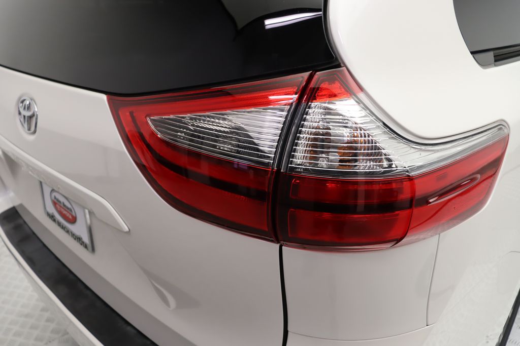 Thumbnail: 2020 Toyota Sienna - 9