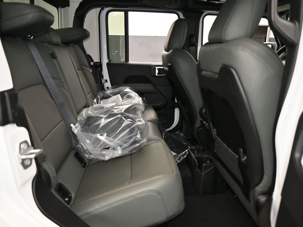 New 2026 bright white clearcoat Jeep Mojave image 37