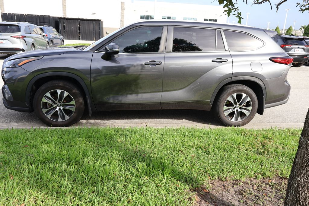 Thumbnail: 2023 Toyota Highlander - 6