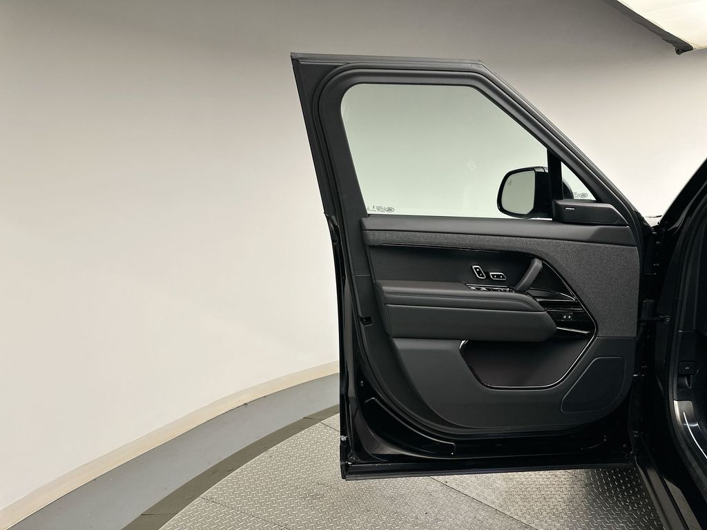 Thumbnail: 2025 Land Rover Range Rover Sport - 7