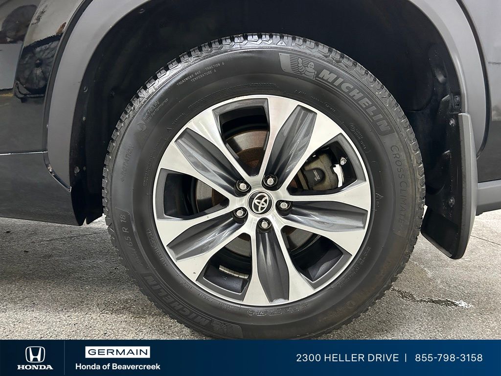 Used 2020 Black Toyota XLE image 14