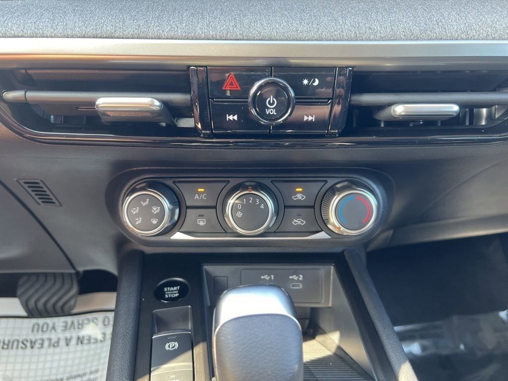2025 Aspen White Tricoat Nissan Kicks SV FWD SUV