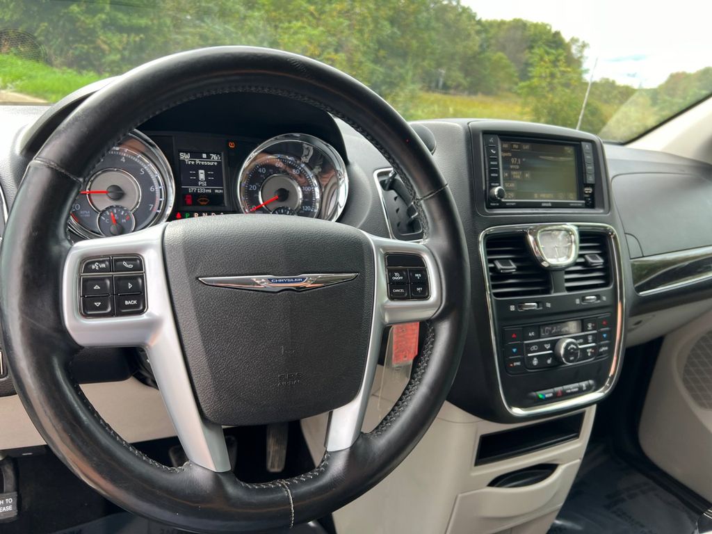 2014 Chrysler Town & Country Touring-L 14