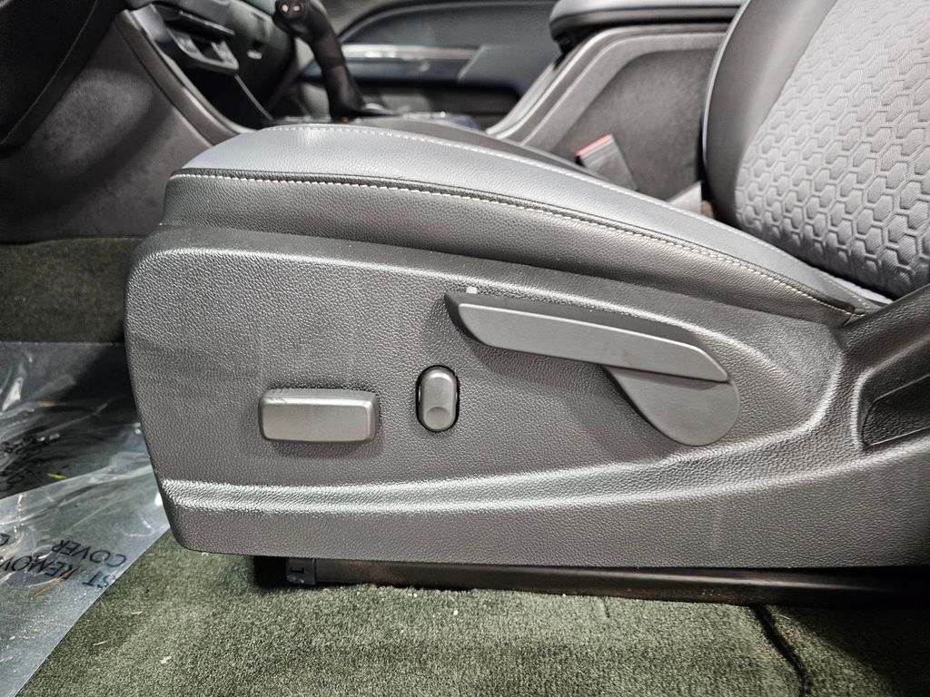 Used 2018 Red Chevrolet Z71 image 23