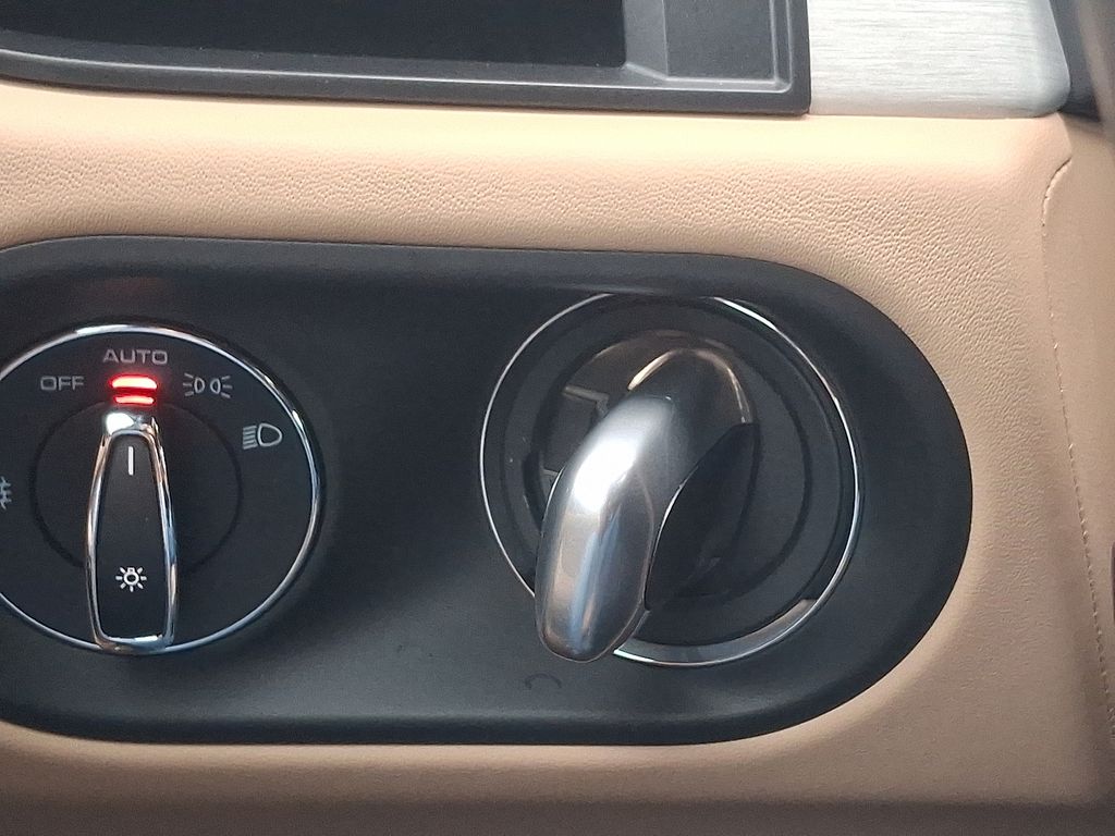 Thumbnail: 2022 Porsche Macan - 25