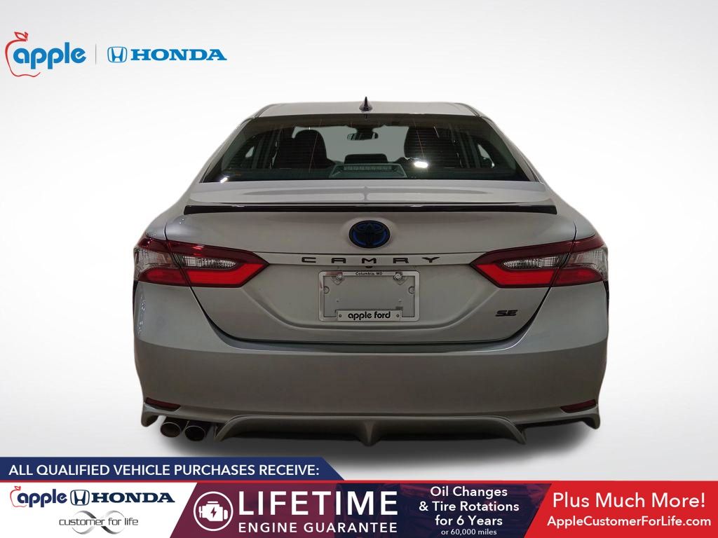 2022 Toyota Camry SE Hybrid