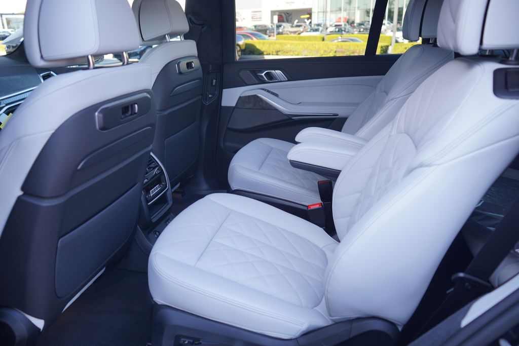 Thumbnail: 2026 BMW X7 - 12