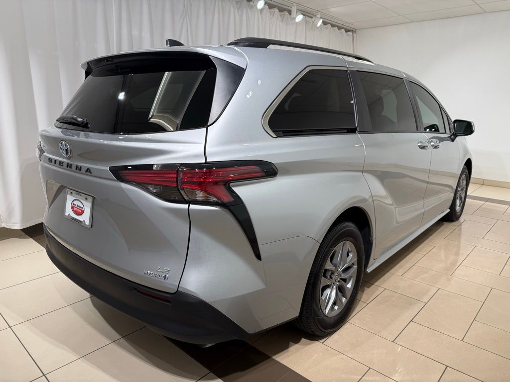 Thumbnail: 2022 Toyota Sienna - 5