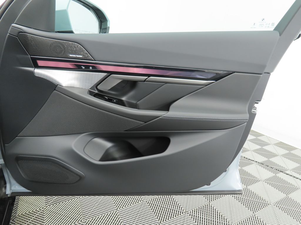 Thumbnail: 2026 BMW i5 - 25